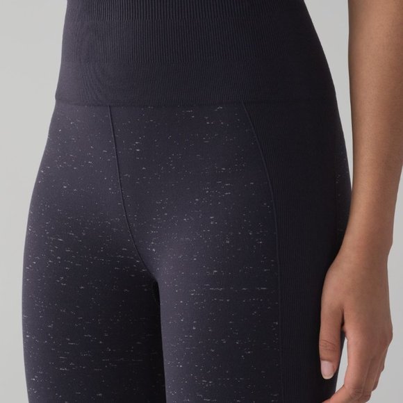 Lululemon | Free to Flow Crop Midnight Navy / White | Size 4/6 - Picture 3 of 7